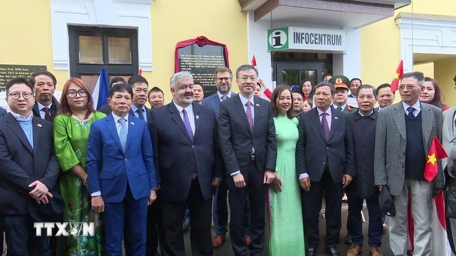 En la ceremonia (Fuente: VNA) 2005-bia-luu-niem-chu-tich-ho-chi-minh-tai-sec-2.jpg
