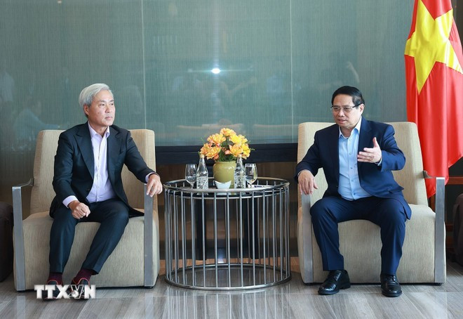 El primer ministro de Vietnam, Pham Minh Chinh (derecha) se reúne con representante de la Sociedad de Responsabilidad Limitada del Proyecto Ho Tram (Fuente: VNA) 3.jpg