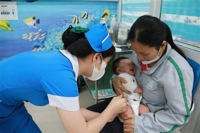 Vietnam ha logrado avances notables en su programa de inmunización infantil (Fuente: VNA) vna-potal-nguoi-dan-dong-nai-chu-dong-di-tiem-vaccine-phong-benh-bach-hau-7488530.jpg