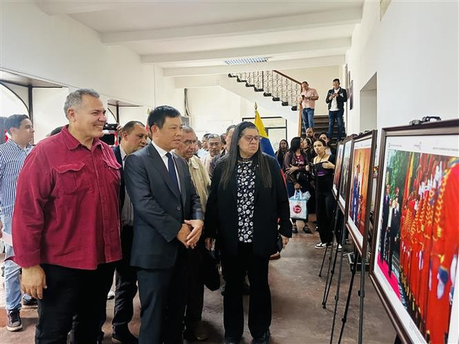 En la exposición fotográfica (Fuente: VNA) thumbstand.jpg