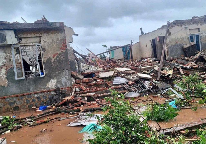 Numerosas casas en la provincia norteña de Ninh Binh perdieron sus techos y se derrumbaron: (Foto: baochinhphu.vn) bao-1.jpg