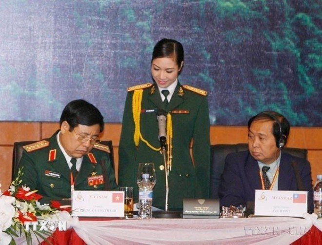 En la firma de la Declaración Conjunta en la IV Reunión de Ministros de Defensa de de ASEAN en Hanoi en 2010. (Foto: VNA) viet-nam-dong-gop-tich-cuc-chu-dong-va-co-trach-nhiem-vao-su-phat-trien-cua-asean-2507.jpg