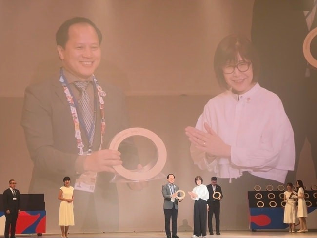 Tran Nhat Hoang, comisionado general adjunto de Vietnam en la Expo 2025 Osaka, Kansai, recibe el premio de plata en la categoría de diseño de exposición (Foto: hanoimoi.vn) giai-bac.jpg