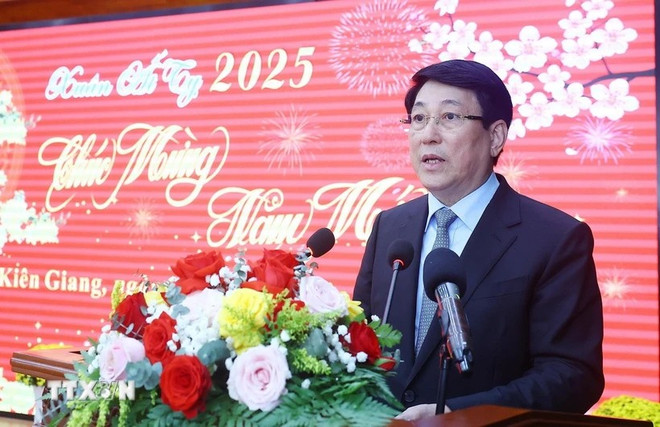 El presidente Luong Cuong extendió saludos por el Año Nuevo Lunar (Tet) al gobierno, el pueblo y las fuerzas armadas de Kien Giang (Fuente: VNA) untitled-661.png
