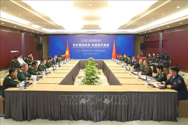 En el encuentro entre el general Phan Van Giang, ministro de Defensa de Vietnam y su par chino, el coronel general Dong Jun (Fuente: VNA) phan-van-giang-2.jpg