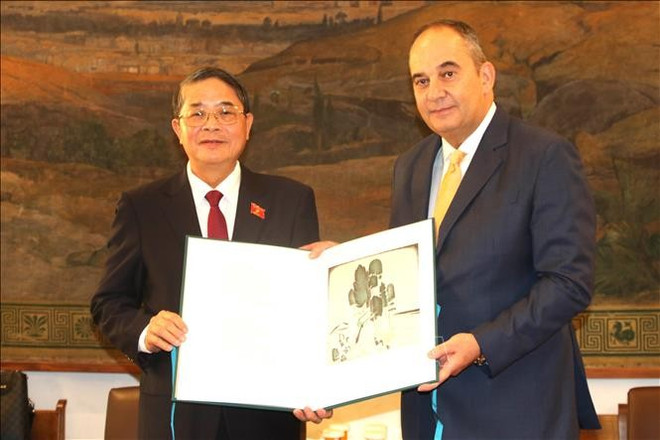 El vicepresidente de la Asamblea Nacional, Nguyen Duc Hai, y el primer vicepresidente del Parlamento griego, Ioannis Plakiotakis Foto: VNA uuid3d176aa97f-3a77-4d3e-8f6e-9d57fb208d9326code3d00126library3d126type3d126mode3d126loc3dtrue26cap3dtrue.jpg