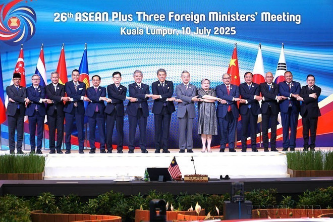 El vicepremier y canciller Bui Thanh Son posa una foto con los ministros de Relaciones Exteriores (Fuente: VNA) asean-1.jpg