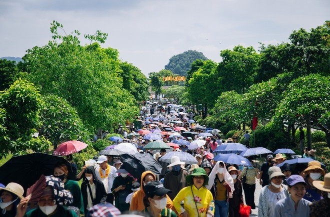 Los peregrinos acuden en masa a rendir homenaje a las reliquias de Buda en la Pagoda Tam Chuc. (Foto: VietnamPlus) dong-nguoi-do-ve-chiem-bai-xa-loi-phat-2.jpg