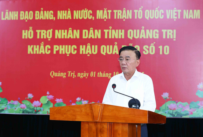 El miembro del Buró Político y permanente del Secretariado del Partido Comunista, Tran Cam Tu. (Fuente: VNA) vna-potal-thuong-truc-ban-bi-thu-tham-dong-vien-nhan-dan-quang-tri-khac-phuc-hau-qua-bao-so-10-8309757.jpg