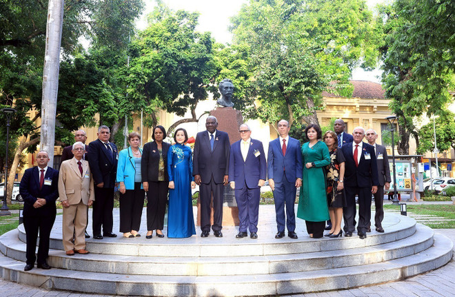 La delegación cubana colocó una ofrenda floral en el Monumento al Héroe Nacional José Martí en Hanoi (Fuente: VNA) vna-potal-chu-tich-quoc-hoi-cuba-dat-hoa-tai-tuong-dai-anh-hung-dan-toc-jose-marti-8310290.jpg