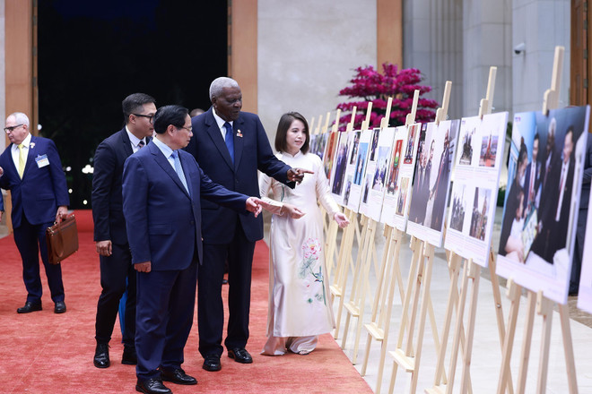 El primer ministro Pham Minh Chinh y el presidente de la Asamblea Nacional de Cuba, Esteban Lazo Hernández, visitan una exposición fotográfica sobre la cooperación entre ambos países. Foto: VNA vna-potal-thu-tuong-hoi-kien-chu-tich-quoc-hoi-cuba-esteban-lazo-hernandez-8310518.jpg