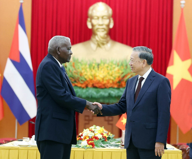 El secretario general del Partido Comunista de Vietnam, To Lam, recibe al titular de la Asamblea Nacional del Poder Popular y del Consejo de Estado de Cuba, Esteban Lazo Hernández. (Fuente: VNA) vna-potal-tong-bi-thu-tiep-chu-tich-quoc-hoi-chu-tich-hoi-dong-nha-nuoc-cuba-esteban-lazo-hernandez-8310152.jpg