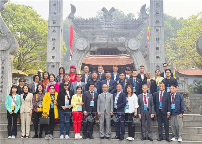 Una delegación de los vietnamitas en el extranjero asiste al el Festival de los reyes Hung 2025. (Foto: VNA) kieu-bao-3425.jpg