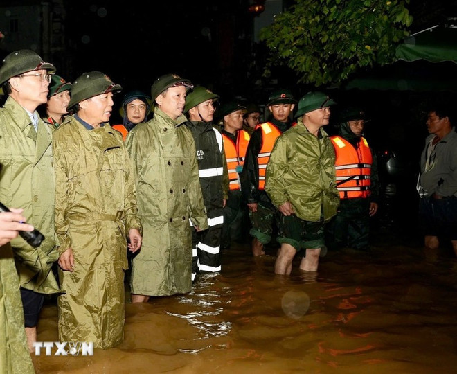 El viceprimer ministro Tran Hong Ha visita a los residentes de la calle Chi Lang en la ciudad de Hue, que se encuentra inundada (Fuente: VNA) pho-thu-tuong-tran-hong-ha-kiem-tra-va-lam-viec-tai-hue-ve-ung-pho-voi-mua-lu-28-2.jpg