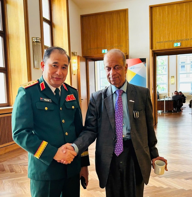El subjefe del Estado Mayor General del Ejército Popular de Vietnam, Phung Si Tan, y el subsecretario general de la ONU, Atul Khare (Foto:qdnd.com) img-20250515-084901-1.jpg