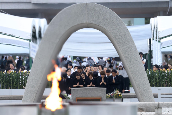 Ceremonia conmemorativa del 80.º aniversario del bombardeo atómico estadounidense sobre Hiroshima, en el Parque Conmemorativo de la Paz de Hiroshima. (Foto: Kyodo/VNA) vna-potal-80-nam-vu-nem-bom-nguyen-tu-xuong-hiroshima-loi-keu-goi-thanh-nien-chong-vu-khi-hat-nhan-8192888.jpg