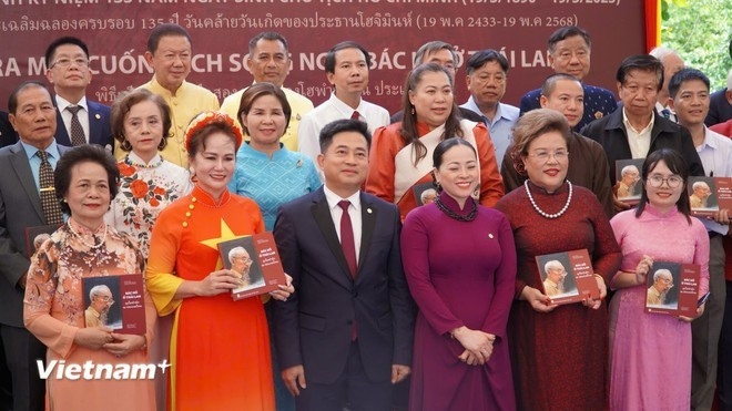 En la ceremonia de lanzamiento del libro "El Tío Ho en Tailandia", en conmemoración del 135.º aniversario del nacimiento del presidente Ho Chi Minh. (Foto: VietnamPlus) ho-chi-minh1.jpg
