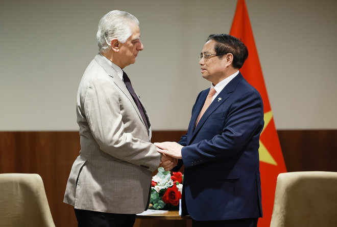 El premier Pham Minh Chinh (derecha) y el presidente de la Federación Industrial del Estado de Río de Janeiro (Firjan), Luiz Césio Caetano (Fuente:VNA) vna-potal-thu-tuong-pham-minh-chinh-tiep-lanh-dao-mot-so-tap-doan-hang-dau-brazil-8136320.jpg
