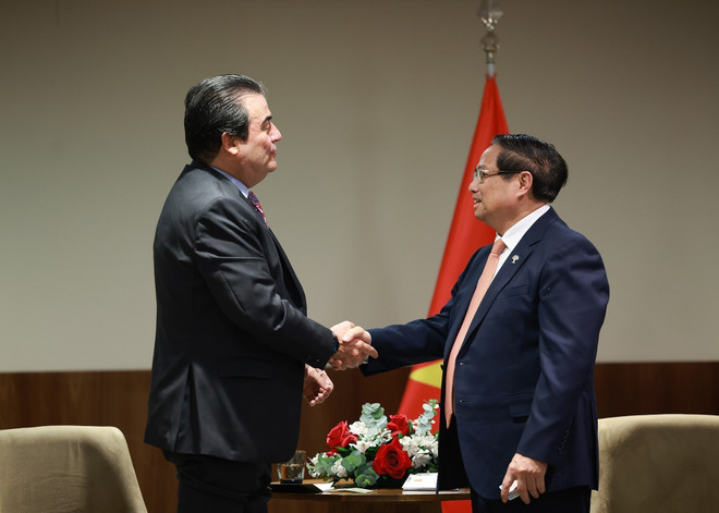 El primer ministro de Vietnam, Pham Minh Chinh (derecha) y un líder del grupo MK (Fuente: VNA) vna-potal-thu-tuong-pham-minh-chinh-tiep-lanh-dao-mot-so-tap-doan-hang-dau-brazil-8136321.jpg