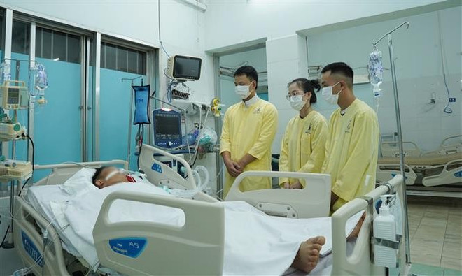 El paciente declarado con muerte cerebral tras una lesión cerebral traumática ha salvado siete vidas gracias a la donación de órganos (Fuente: VNA) vna-potal-hoan-thanh-7-ca-ghep-tang-xuyen-viet-tu-mot-nguoi-chet-nao-8095657.jpg