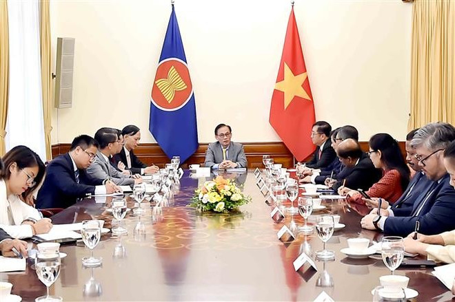 El secretario del Comité Central del Partido Comunista y ministro interino de Relaciones Exteriores de Vietnam, Le Hoai Trung, recibió hoy a los embajadores y encargados de negocios de los países miembros de la ASEAN y de Timor-Leste (Fuente: VNA) vna-potal-quyen-bo-truong-ngoai-giao-tiep-dai-su-dai-bien-cac-nuoc-asean-va-timor-leste-8269706.jpg