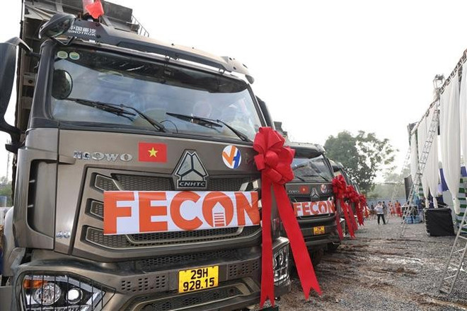 Maquinarias y equipos están listos para el inicio del proyecto. Foto: VNA vna-potal-ha-noi-khoi-cong-tuyen-metro-nam-thang-long-tran-hung-dao-8327261.jpg