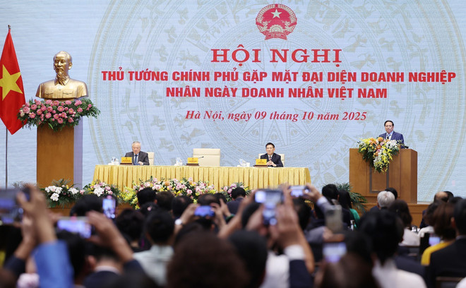 El primer ministro de Vietnam, Pham Minh Chinh, habla en la reunión con representantes de la comunidad empresarial (Fuente: VNA) vna-potal-thu-tuong-gap-mat-dai-dien-doanh-nghiep-nhan-ngay-doanh-nhan-viet-nam-8327854.jpg