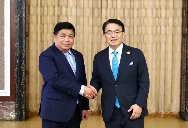 El viceprimer ministro de Vietnam Nguyen Chi Dung (izquierda) y el gobernador Omura Hideaki (Fuente: VNA) pttg-tie1babfp-the1bb91ng-c491e1bb91c-aichi-2.jpg