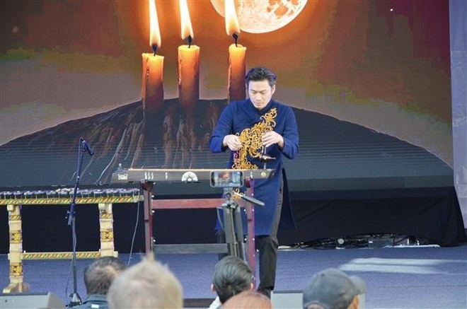 Una interpretación de Dan bau (el instrumento musical tradicional de una sola cuerda de Vietnam) (Foto: VNA) vna-potal-viet-nam-gop-sac-mau-van-hoa-tai-korean-expo-2025-o-paris-8317844.jpg