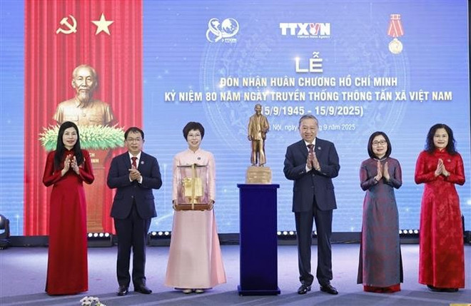 El secretario general To Lam entrega una estatua del presidente Ho Chi Minh a la Agencia Vietnamita de Noticias (Foto: VNA) vna-potal-le-ky-niem-80-nam-ngay-truyen-thong-thong-tan-xa-viet-nam-8274219.jpg