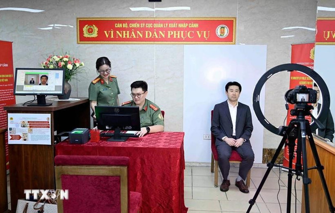 A partir del 1 de julio, el Ministerio de Seguridad Pública de Vietnam comenzará a emitir cuentas de identificación electrónica de nivel 2 para los extranjeros que posean tarjetas de residencia temporal y permanente en el país (Fuente: VNA) dinh-danh-dien-tu-nguoi-nuoc-ngoai-2.jpg