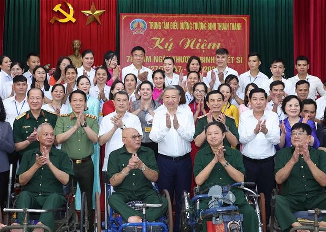 En el evento (Fuente: VNA) vna-potal-tong-bi-thu-to-lam-tham-trung-tam-dieu-duong-thuong-binh-thuan-thanh-8150367.jpg
