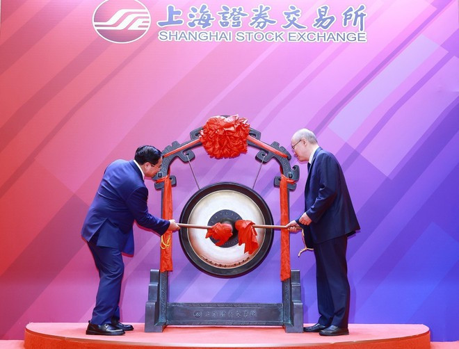 El primer ministro Pham Minh Chinh (izquierda) realiza la ceremonia de toque de gong para inaugurar la sesión bursátil en la Bolsa de Shanghái. (Foto: VNA) thu-tuong-chung-khoan-thuong-hai-2.jpg