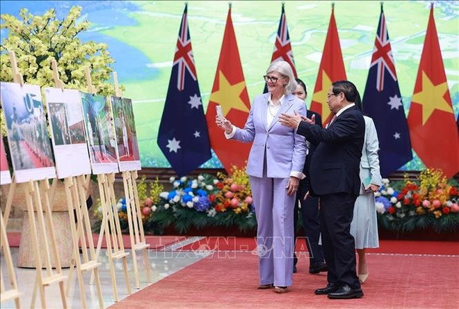 La gobernadora general australiana, Sam Mostyn, expresa su impresión sobre las imágenes de cooperación entre ambos países tomadas por la Agencia vietnamita de Noticias de Vietnam. Foto: VNA trien-lam-anh.jpg