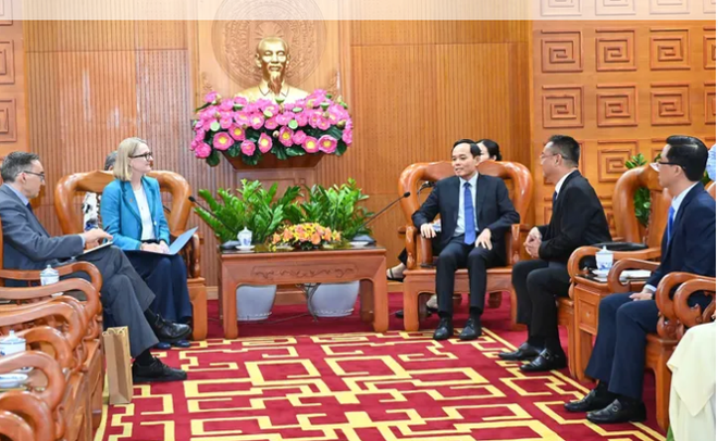El secretario del Comité del Partido Comunista de Ciudad Ho Chi Minh, Tran Luu Quang y la cónsul general de Australia en Ciudad Ho Chi Minh, Sarah Hooper (Fuente: sggp.org.vn) hcmc.png