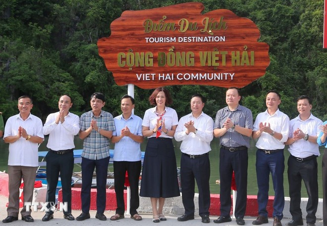 Los delegados realizan la ceremonia de colocación del cartel del Sitio de Turismo Comunitario de Viet Hai (Fuente: VNA) cc3a1c-c491e1baa1i-bie1bb83u-the1bbb1c-hie1bb87n-nghi-le1bb85-ge1baafn-bie1bb83n-c490ie1bb83m-du-le1bb8bch-ce1bb99ng-c491e1bb93ng-vie1bb87t-he1baa3i-ttxvn.jpg