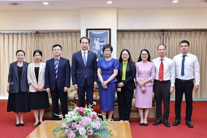 En la recepción (Fuente: VNA) vna-potal-tong-giam-doc-thong-tan-xa-viet-nam-tiep-dai-su-trung-quoc-8142046.jpg