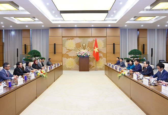 En la recepción (Fuente: VNA) vna-potal-chu-tich-quoc-hoi-tran-thanh-man-tiep-pho-chu-tich-thuong-vien-indonesia-yorrus-raweyai-8142058.jpg
