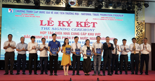Intercambio de memorandos de entendimiento entre empresas (Foto: VNA) vna-potal-quang-tri-day-manh-ket-noi-giao-thuong-voi-cac-doanh-nghiep-nuoc-ngoai-8141952.jpg