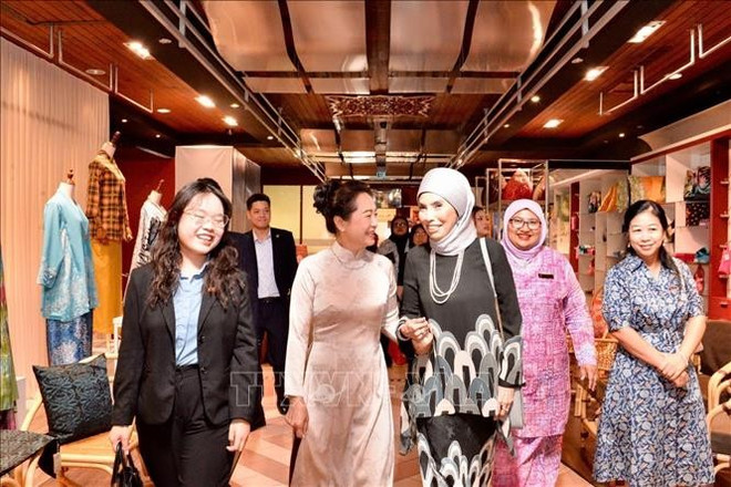 Nguyen Thi Thanh Nga, esposa del presidente del Parlamento de Vietnam y Rozana bintin Kamal, esposa del presidente de la Cámara de Representantes de Malasia, en el Centro de Artesanía de Kuala Lumpur. Foto: VNA phu-nhan-2.jpg