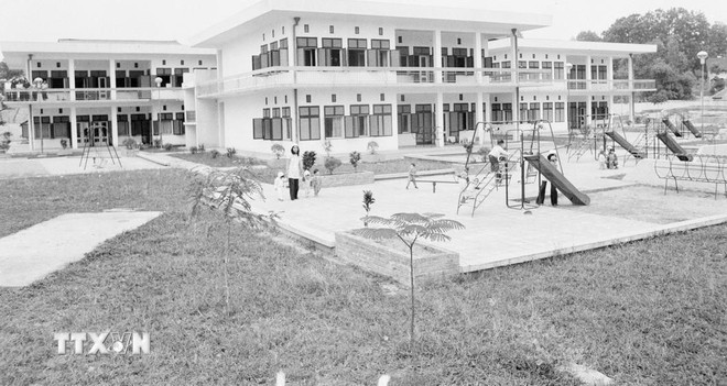 El jardín de infancia Georgi Dimitrov (actualmente Jardín de Infancia de Alta Calidad Viet-Bun), donado por el Comité Central de la Unión de Mujeres Búlgaras a la capital, Hanói, se terminó de construir en diciembre de 1981. (Foto: VNA) georgi-dimitrov.jpg
