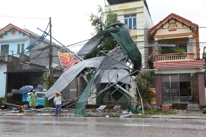 Un tornado causó daños personales y materiales en la comuna de Ly Thuong Kiet, provincia de Ninh Binh. (Foto: VNA) vna-potal-loc-xoay-o-ninh-binh-lam-1-nguoi-chet-hon-200-nha-dan-thiet-hai-8234621.jpg