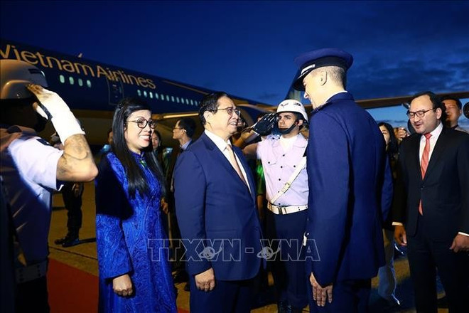 En la ceremonia de bienvenida al jefe de Gobierno vietnamita y su esposa en la base aérea militar Galeão(Fuente: VNA) hc3acnh-e1baa3nh-10.jpg