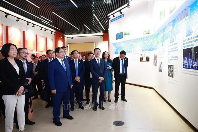 El primer ministro de Vietnam, Pham Minh Chinh, visita el sitio conmemorativo donde se celebró el primer Congreso Nacional del Partido Comunista de China en el distrito de Huangpu (Fuente: VNA) hu-tuong-tham-trien-lam-thanh-tuu-phat-trien-cua-khu-pho-dong-stand.jpg