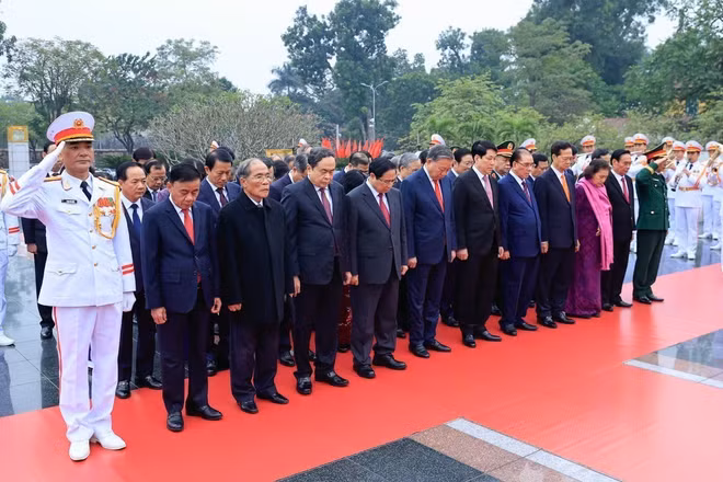 vna-potal-lanh-dao-dang-nha-nuoc-dat-vong-hoa-tuong-niem-cac-anh-hung-liet-sy-8569569.jpg