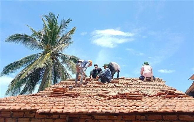 La provincia altiplana vietnamita de Dak Lak está redoblando esfuerzos para finalizar la construcción y reparación de cerca de 9.000 viviendas destinadas a familias en situación vulnerable (Fuente: VNA) vna-potal-dak-lak-chung-tay-xoa-nha-tam-bang-tinh-than-nhiet-huyet-trach-nhiem-8203447.jpg