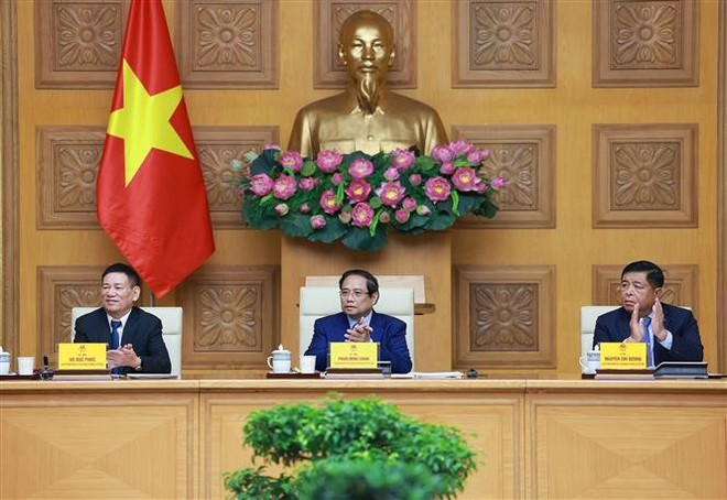 El primer ministro de Vietnam, Pham Minh Chinh (centro) preside el coloquio (Fuente: VNA) vna-potal-thu-tuong-toa-dam-voi-cac-doanh-nghiep-nhat-ban-dang-dau-tu-tai-viet-nam-8204616.jpg