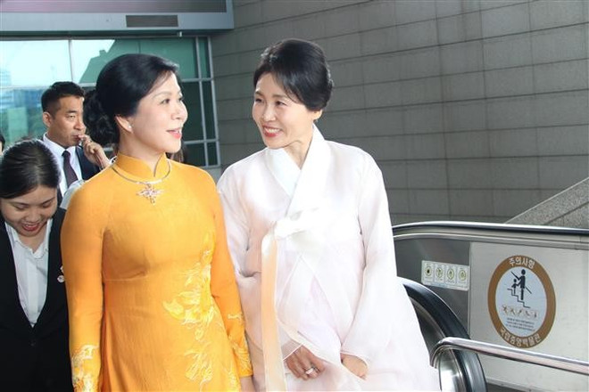 La esposa del secretario general del Partido Comunista de Vietnam, To Lam, Ngo Phuong Ly (izq.), y la esposa del presidente de Corea del Sur visitan el Museo Nacional de Corea. (Foto: VNA) vna-potal-phu-nhan-tong-bi-thu-tham-quan-bao-tang-quoc-gia-han-quoc-8204426.jpg