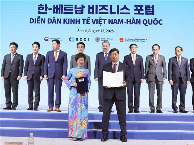 La directora general de la Agencia de Noticias de Vietnam, Vu Viet Trang (izquierda), y el presidente y director ejecutivo de la Agencia de Noticias Yonhap, Hwang Dae-il (derecha), intercambian un acuerdo de cooperación bilateral en el foro. (Foto: VNA) vna-potal-tong-bi-thu-to-lam-va-thu-tuong-han-quoc-kim-min-seok-du-dien-dan-kinh-te-viet-nam-e28093-han-quoc-8205225.jpg