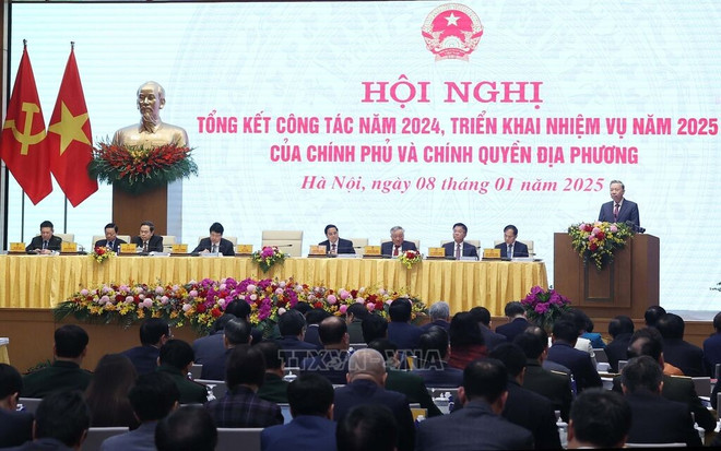 El secretario general del Partido Comunista de Vietnam, To Lam, habla en la conferencia para revisar el trabajo de 2024 y desplegar tareas para 2025 del Gobierno efectuada el 8 de enero (Fuente: VNA) phu-va-chinh-quyen-dia-phuong-anh-thong-nhat-ttxvn.jpg